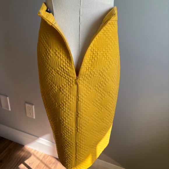 Banana Republic Yellow Pencil Skirt, SZ 8 - Picture 4 of 8